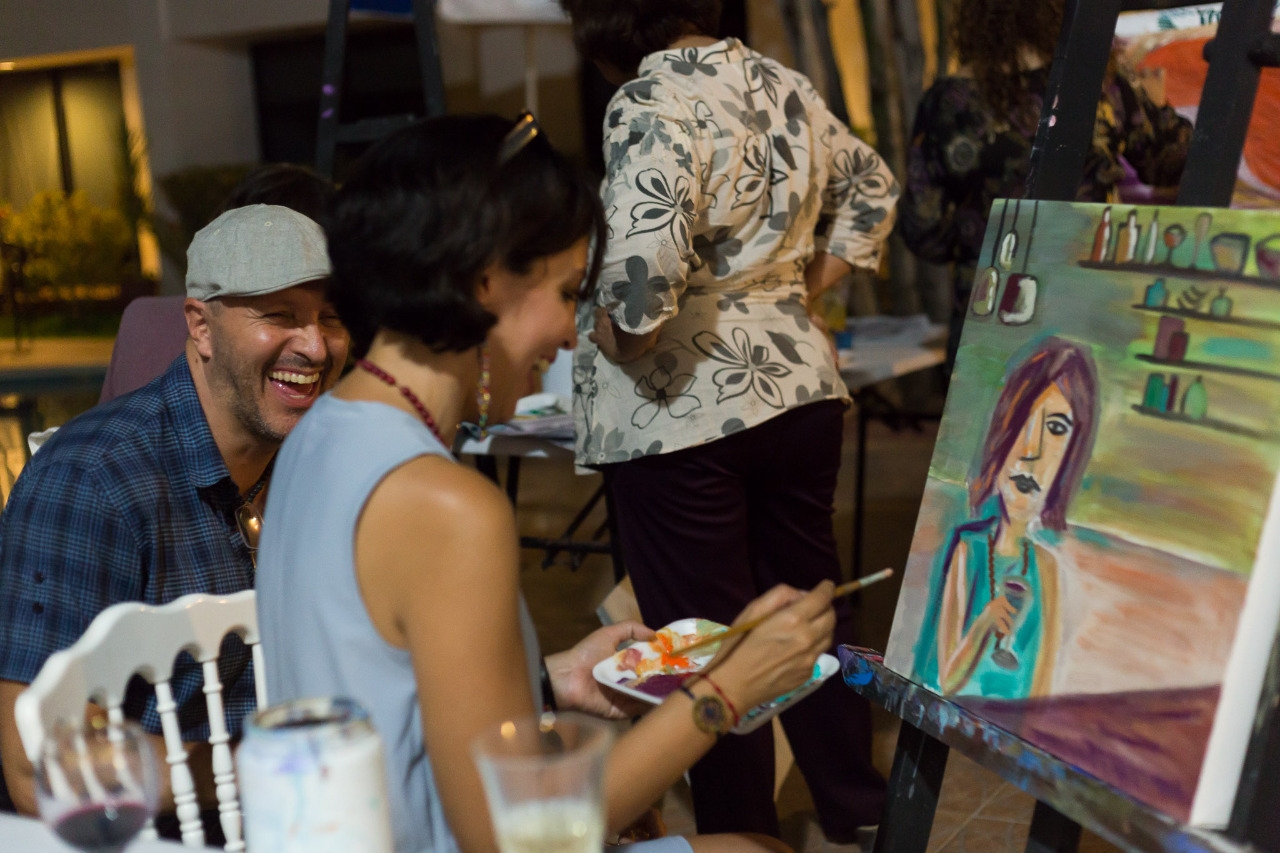 Imparten taller de pintura con vino en el hotel Holly